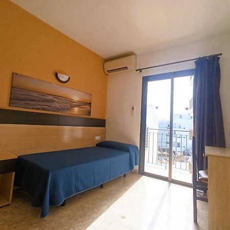Hostal Horizonte Сан-Антонио-Абад Экстерьер фото A single room in a hotel