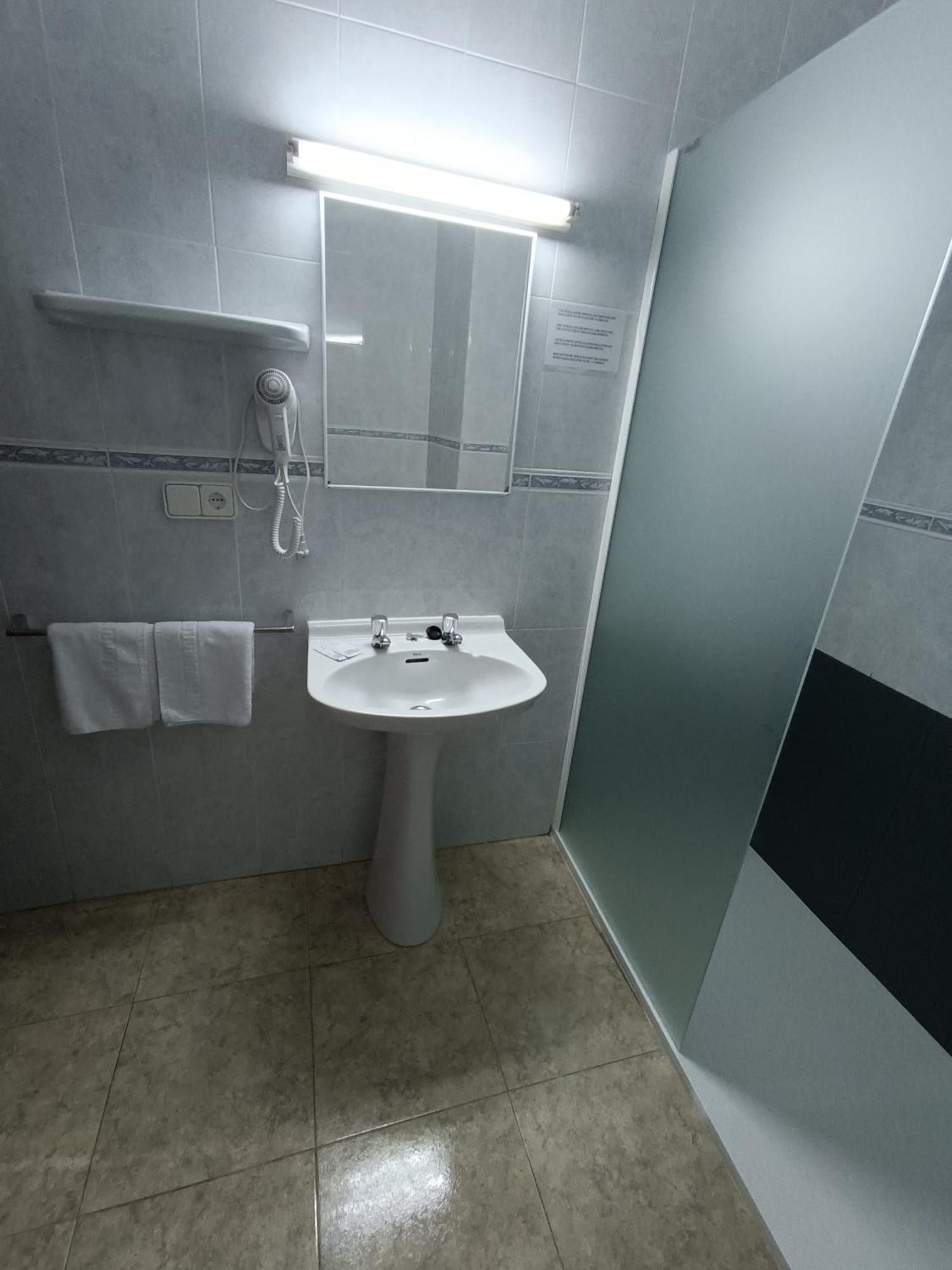 Hostal Horizonte Сан-Антонио-Абад Экстерьер фото Bathroom of a hotel room