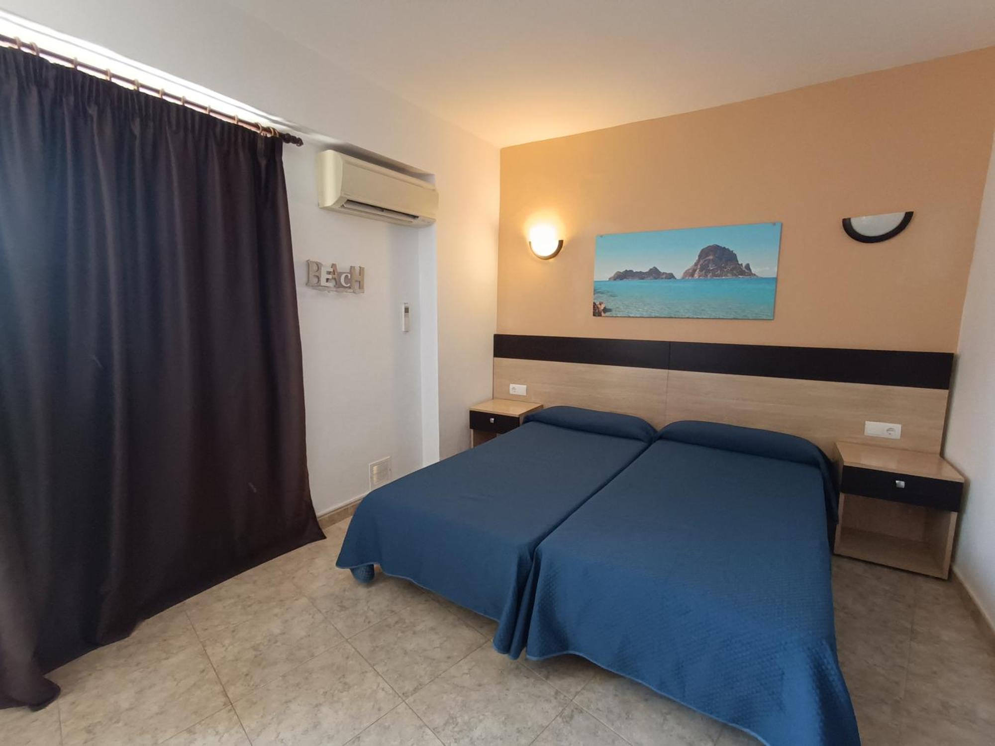 Hostal Horizonte Сан-Антонио-Абад Экстерьер фото A room at the hotel