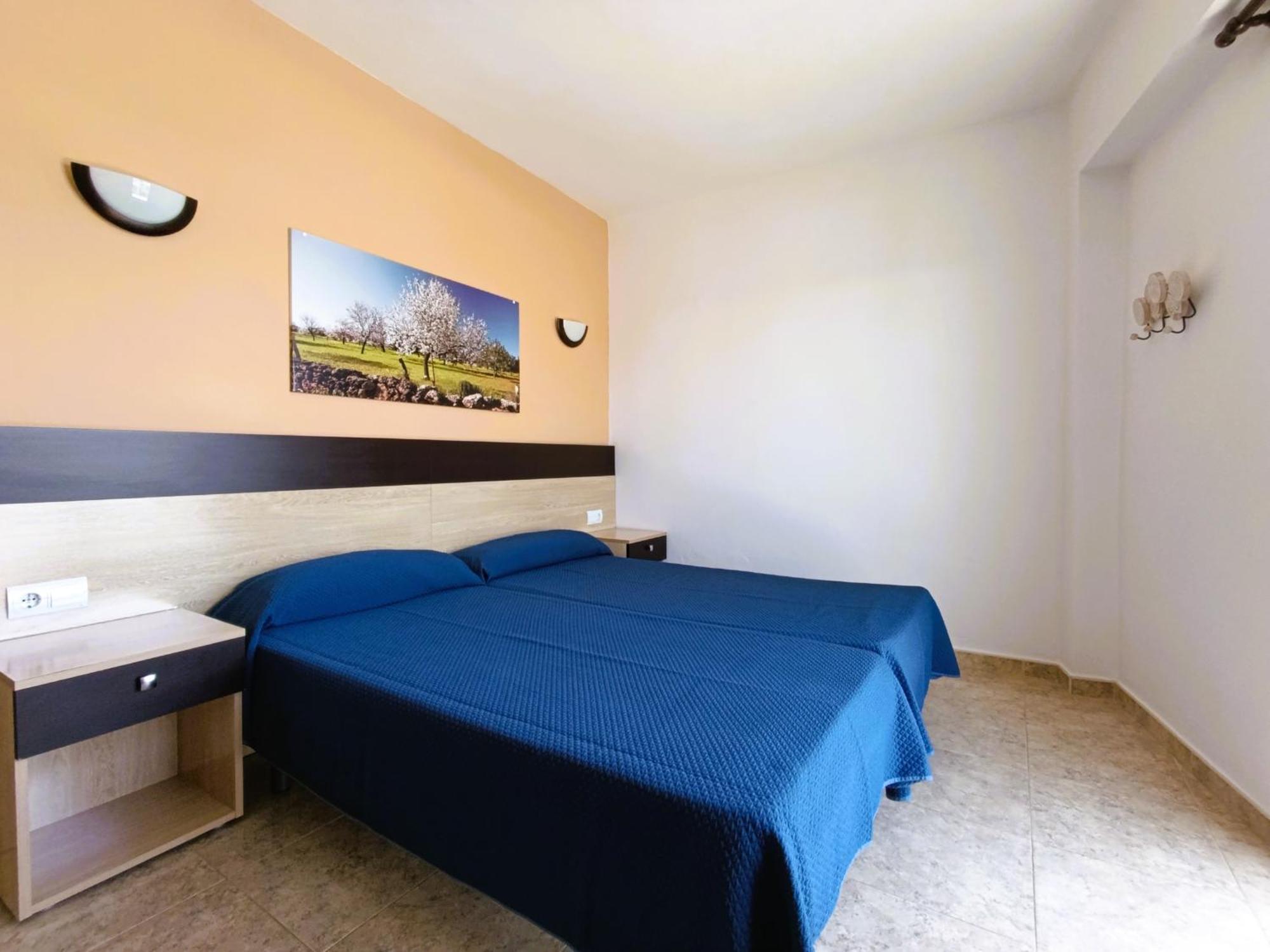Hostal Horizonte Сан-Антонио-Абад Экстерьер фото A typical hotel room