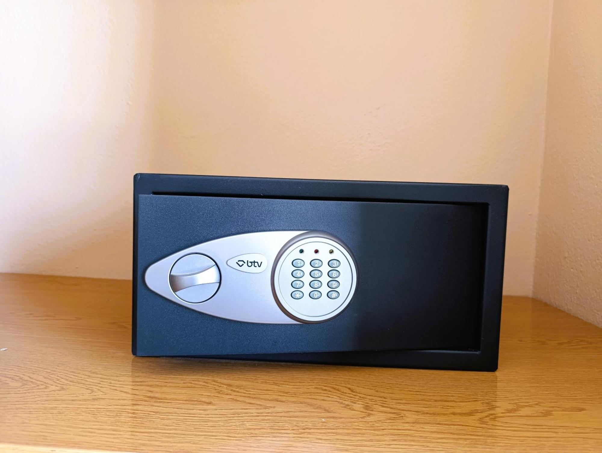 Hostal Horizonte Сан-Антонио-Абад Экстерьер фото A safe