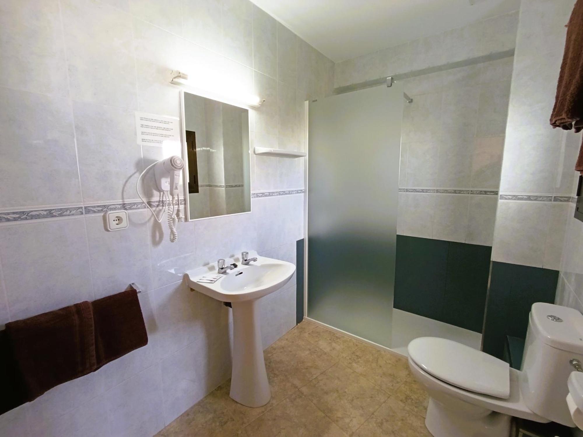 Hostal Horizonte Сан-Антонио-Абад Экстерьер фото A wet room
