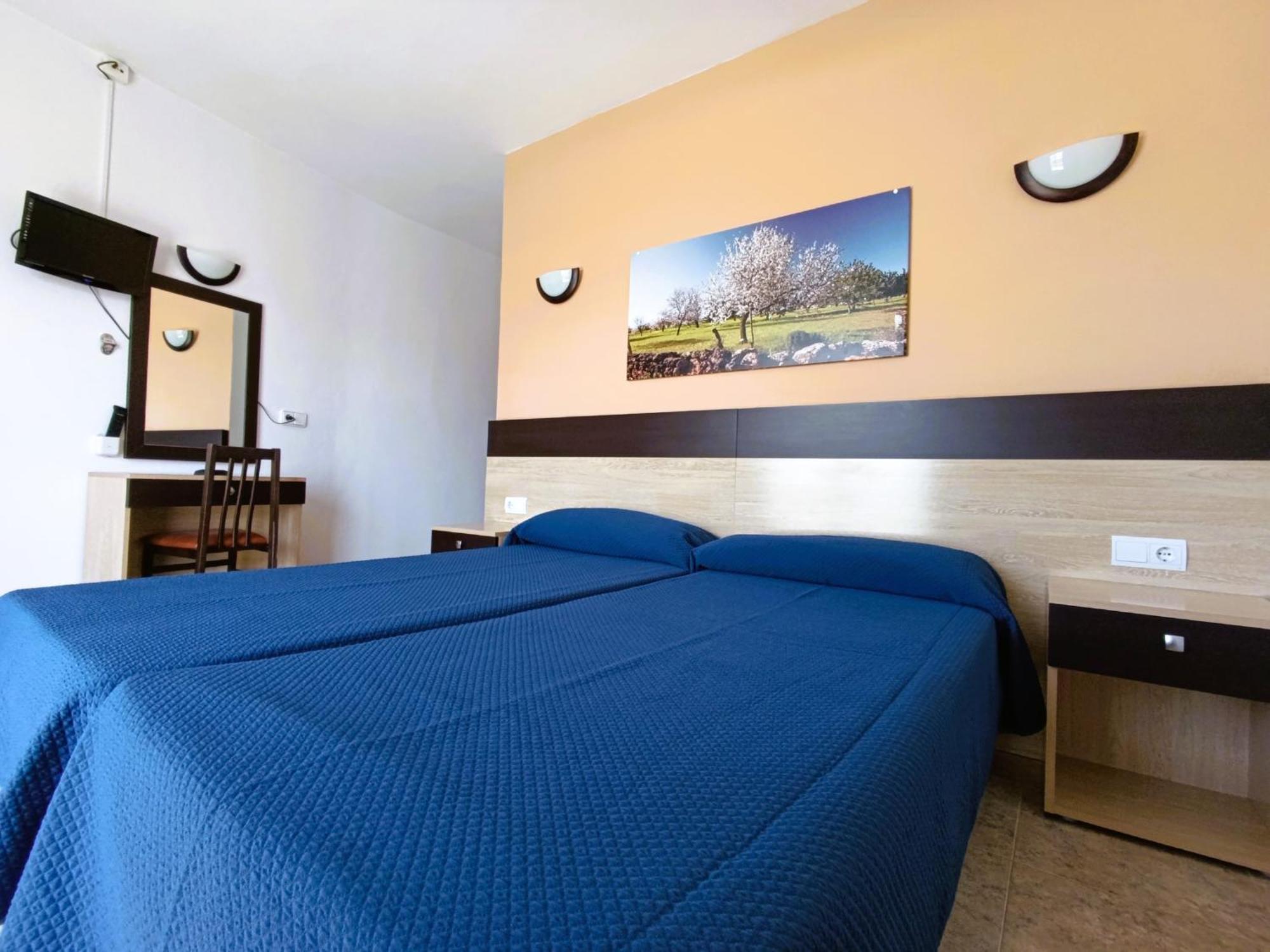 Hostal Horizonte Сан-Антонио-Абад Экстерьер фото A typical hotel room