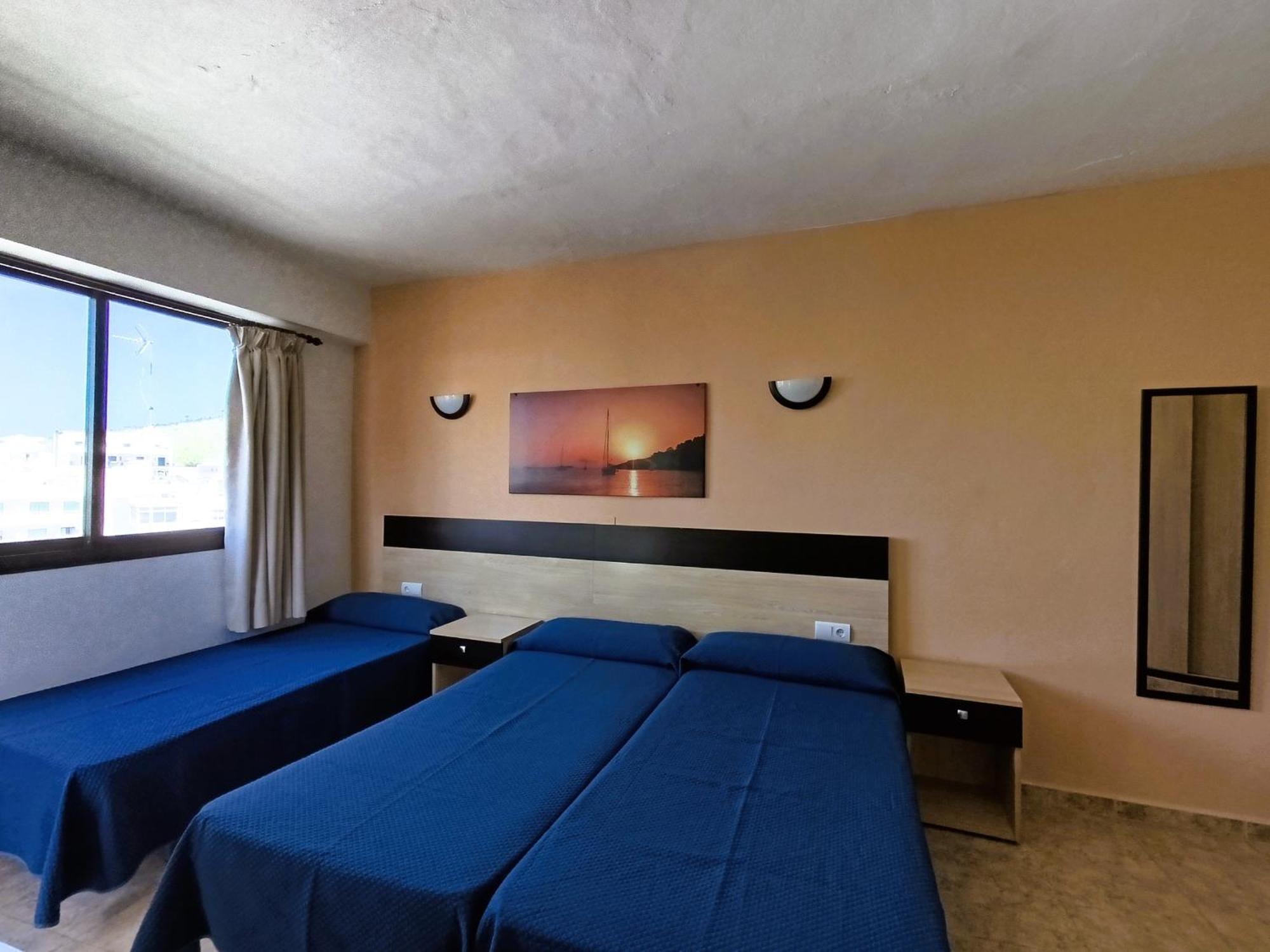 Hostal Horizonte Сан-Антонио-Абад Экстерьер фото A typical hotel room