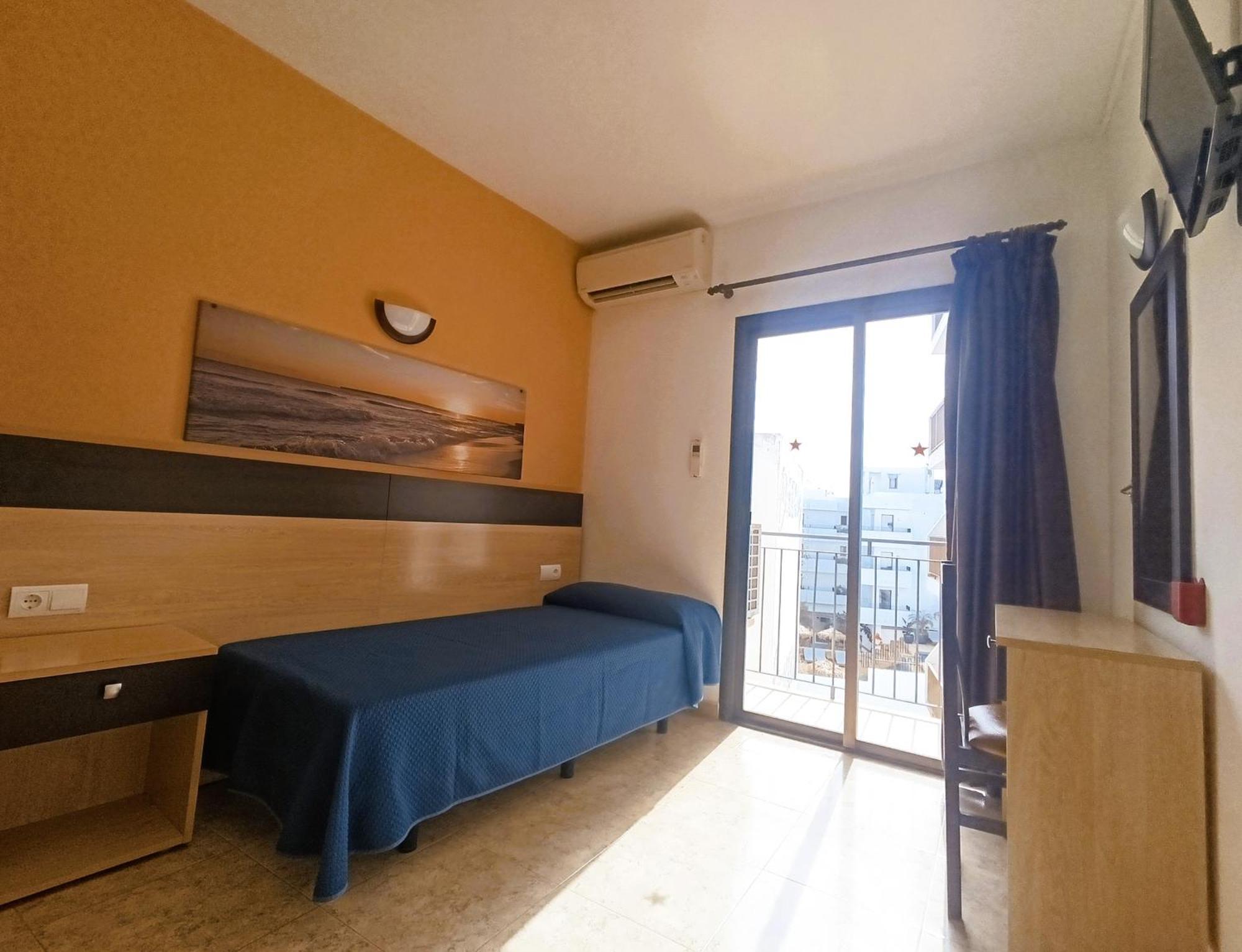 Hostal Horizonte Сан-Антонио-Абад Экстерьер фото A single room in a hotel