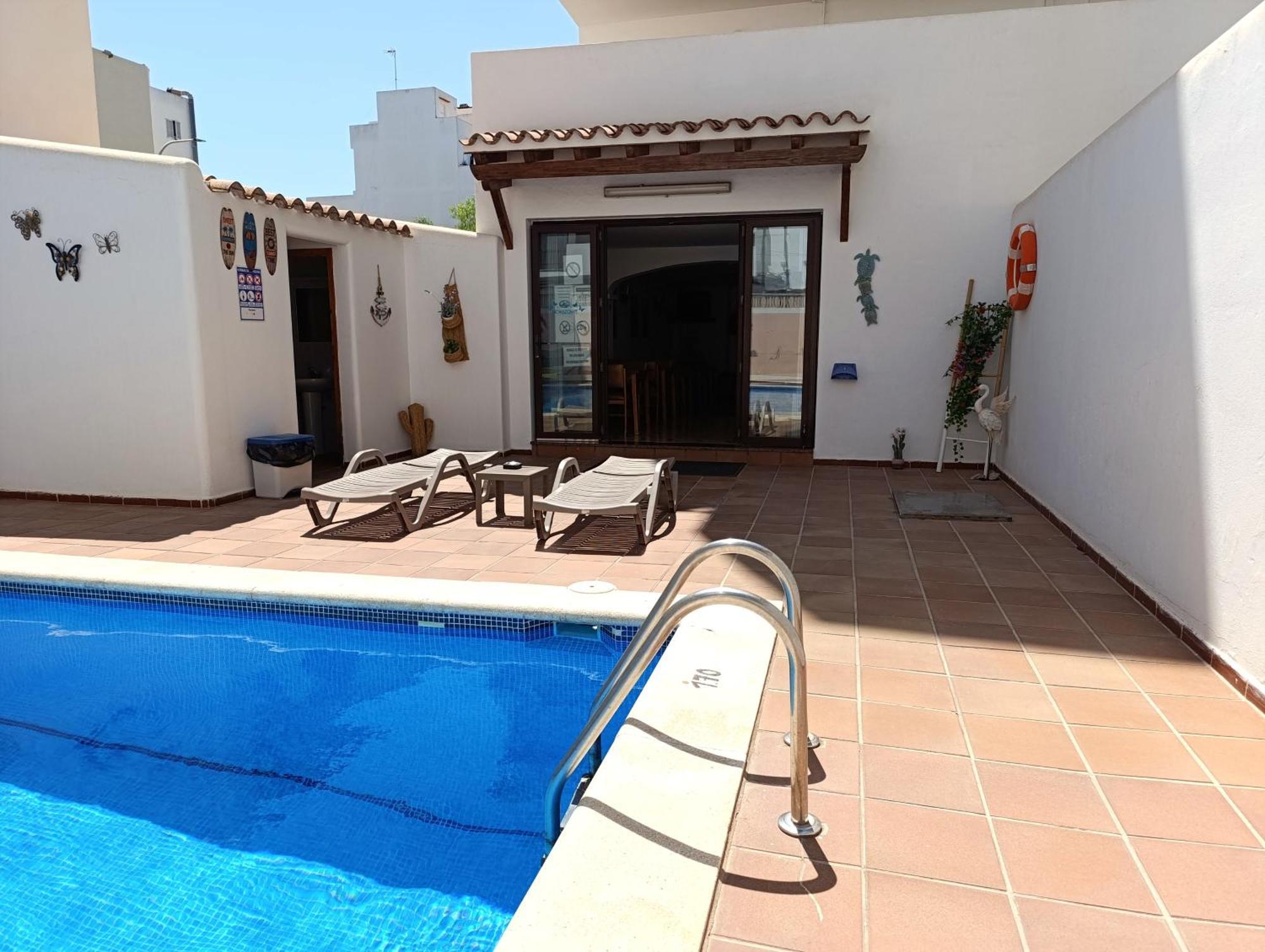 Hostal Horizonte Сан-Антонио-Абад Экстерьер фото A typical Spanish swimming pool