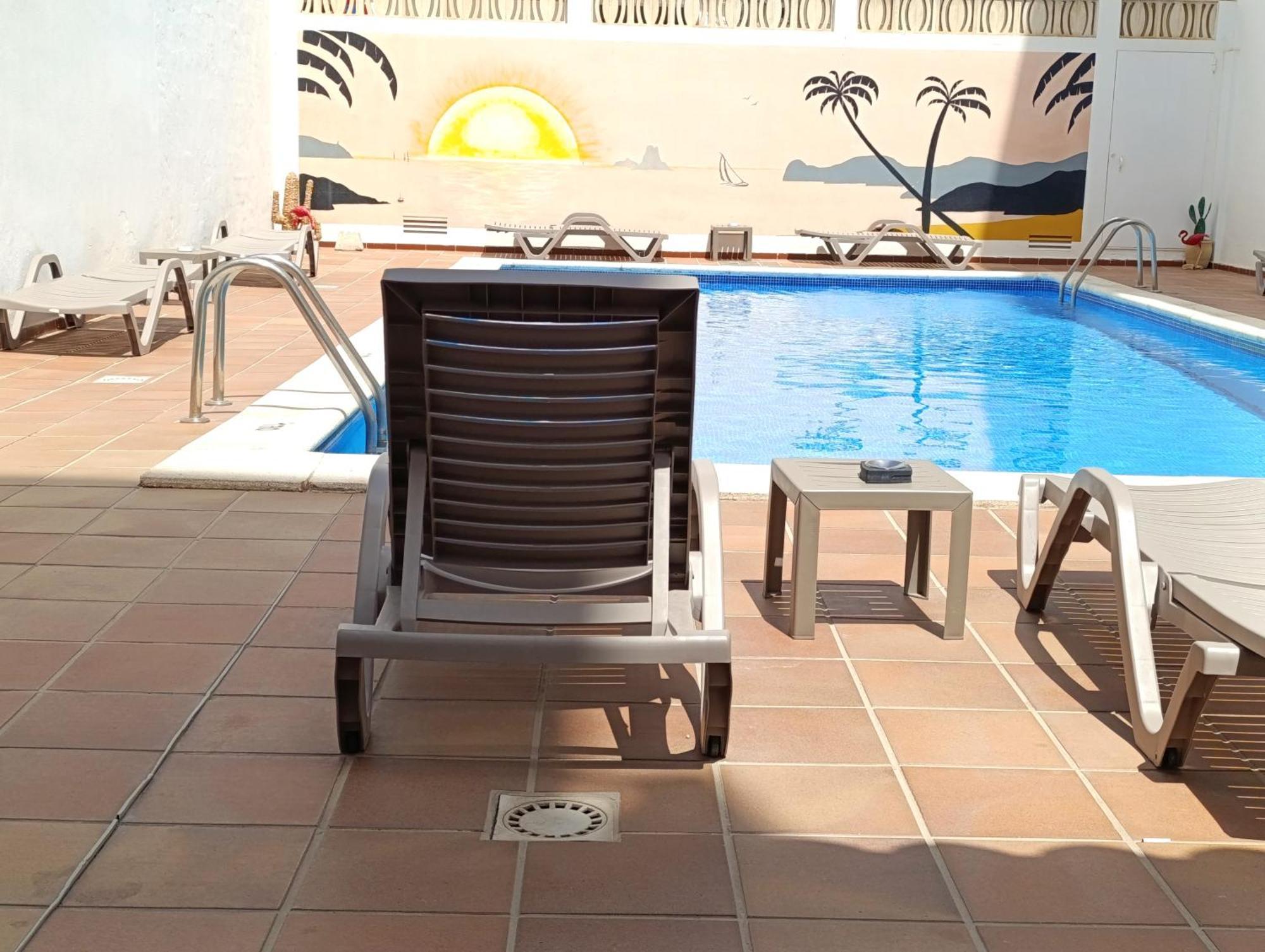 Hostal Horizonte Сан-Антонио-Абад Экстерьер фото A poolside chair