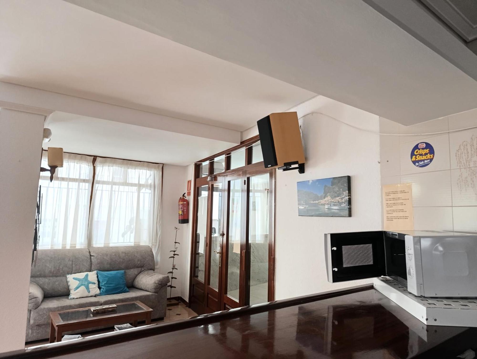 Hostal Horizonte Сан-Антонио-Абад Экстерьер фото A 3D rendering of a living room