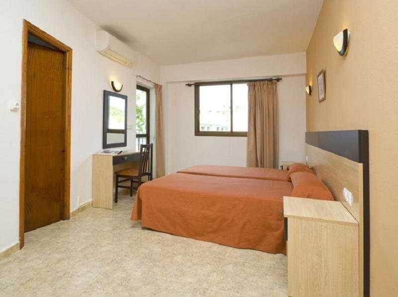 Hostal Horizonte Сан-Антонио-Абад Экстерьер фото A typical bedroom in a hotel