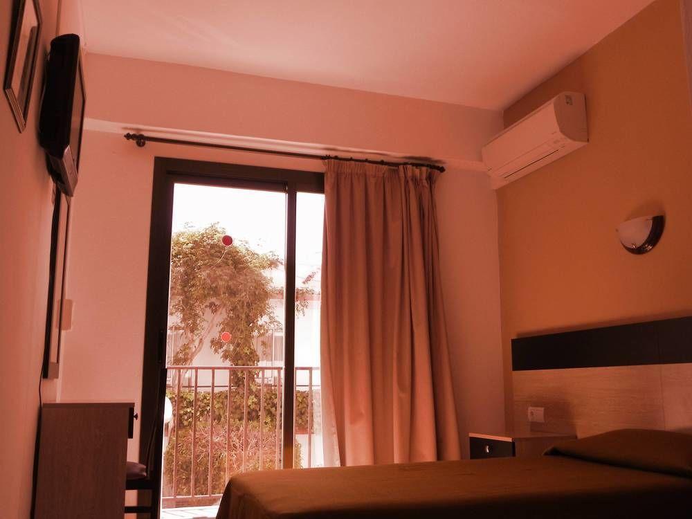Hostal Horizonte Сан-Антонио-Абад Экстерьер фото A room at the hotel