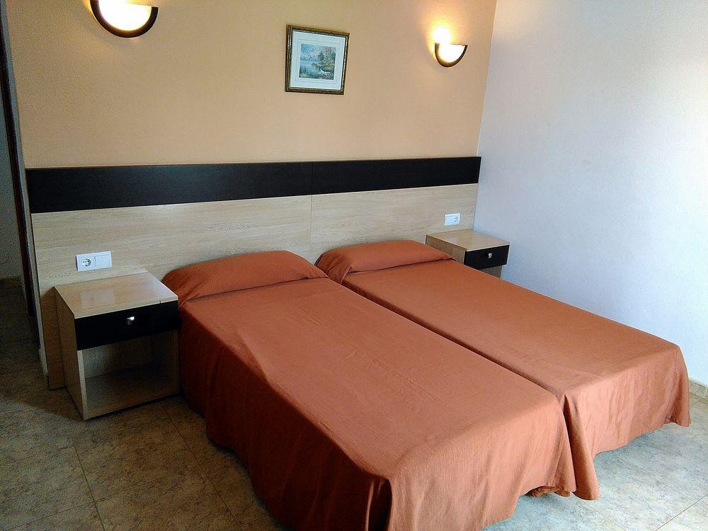 Hostal Horizonte Сан-Антонио-Абад Экстерьер фото A typical hotel room