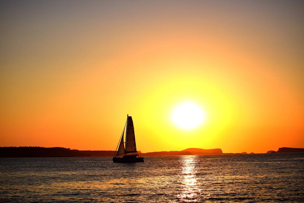 Hostal Horizonte Сан-Антонио-Абад Экстерьер фото Sunset over the Gulf of Naples