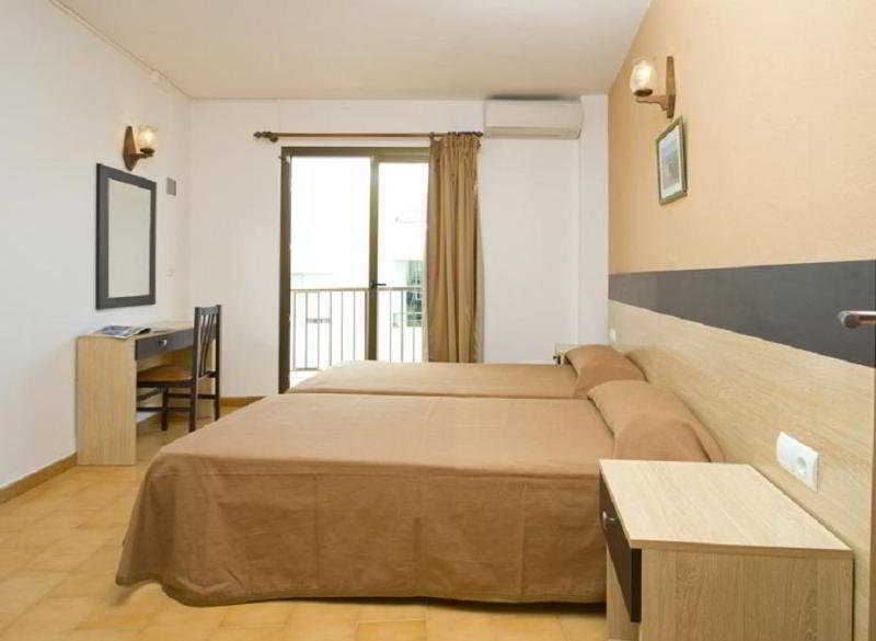 Hostal Horizonte Сан-Антонио-Абад Экстерьер фото A typical hotel room