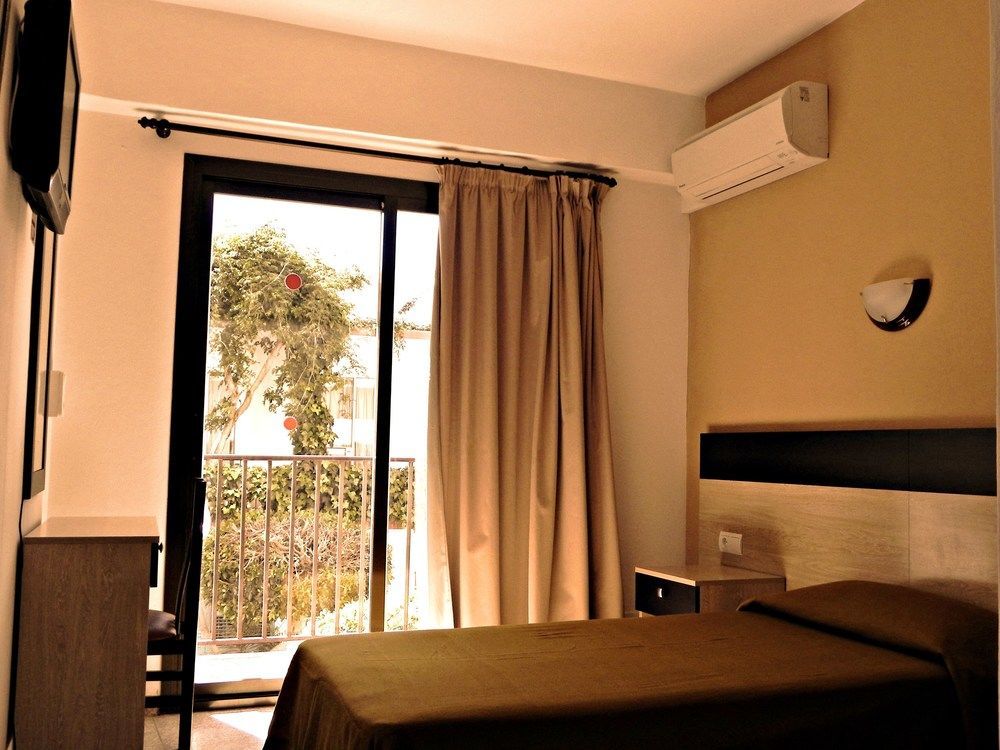 Hostal Horizonte Сан-Антонио-Абад Экстерьер фото A room at the hotel