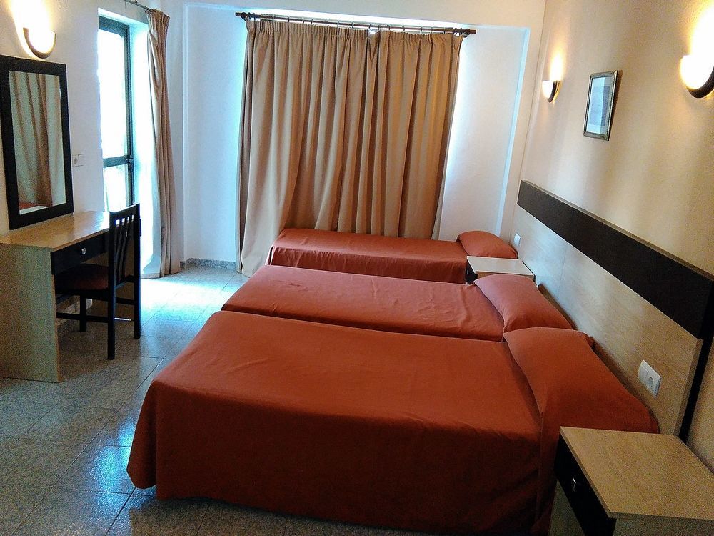 Hostal Horizonte Сан-Антонио-Абад Экстерьер фото A typical hotel room