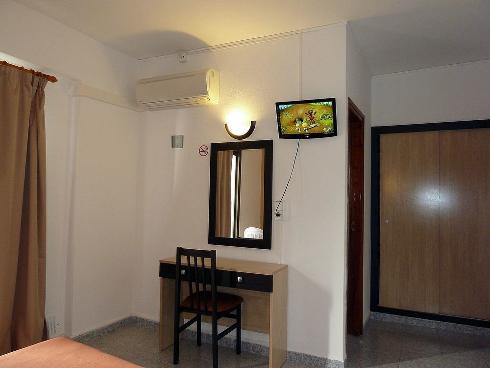 Hostal Horizonte Сан-Антонио-Абад Экстерьер фото A room at the hotel