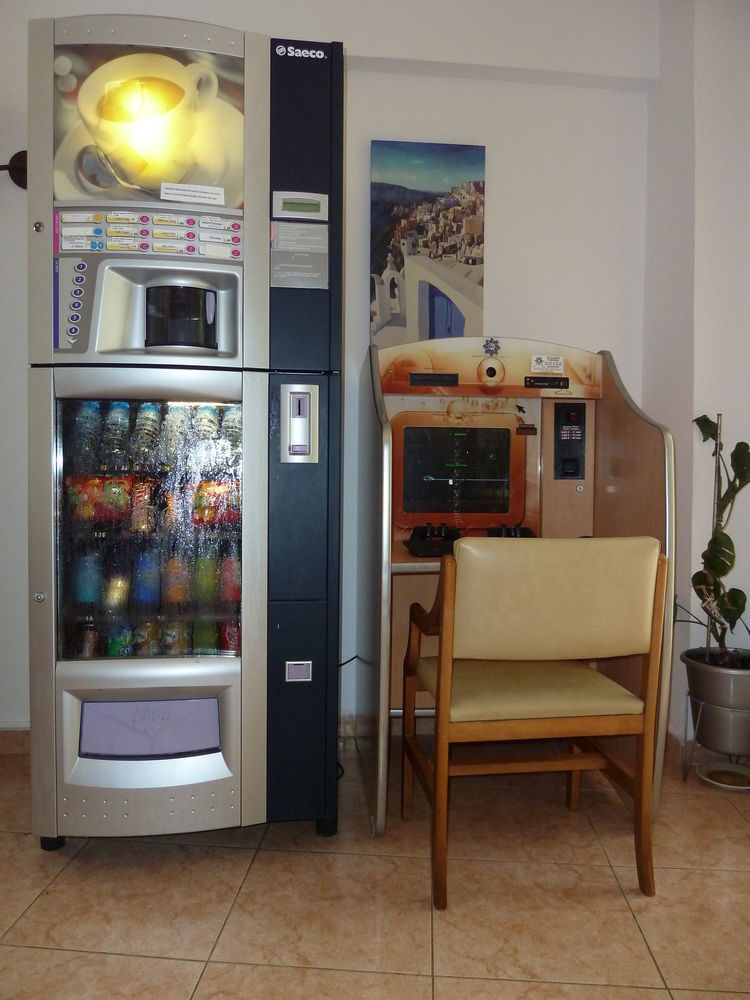 Hostal Horizonte Сан-Антонио-Абад Экстерьер фото A typical Japanese coffee vending machine
