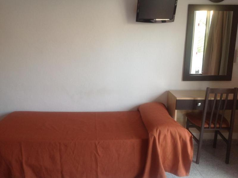 Hostal Horizonte Сан-Антонио-Абад Экстерьер фото A room at the hostel