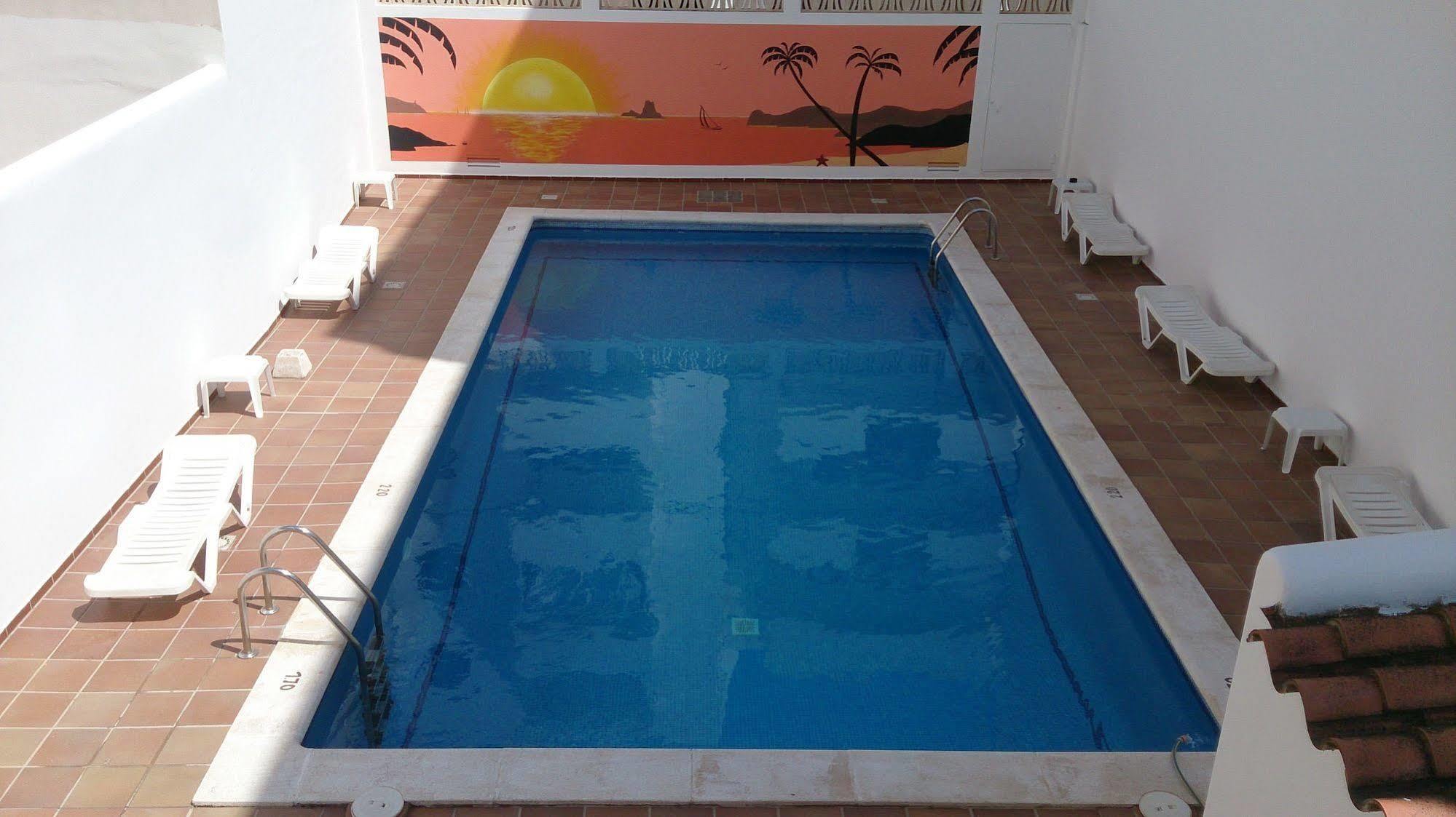 Hostal Horizonte Сан-Антонио-Абад Экстерьер фото A swimming pool