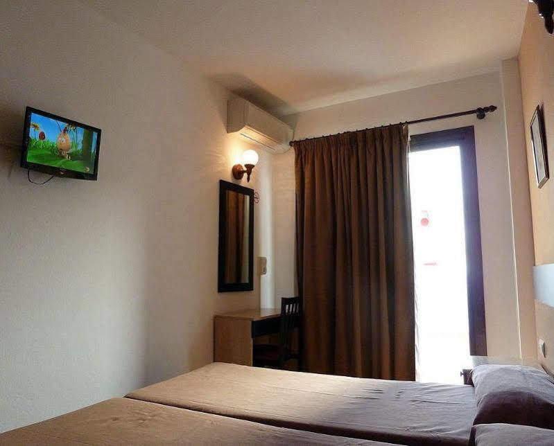Hostal Horizonte Сан-Антонио-Абад Экстерьер фото A room at the hotel