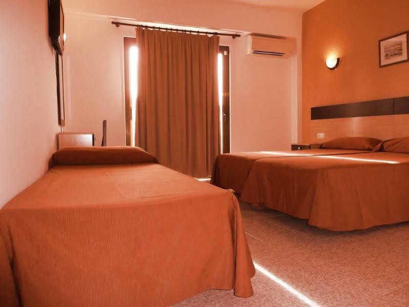Hostal Horizonte Сан-Антонио-Абад Экстерьер фото A typical hotel room
