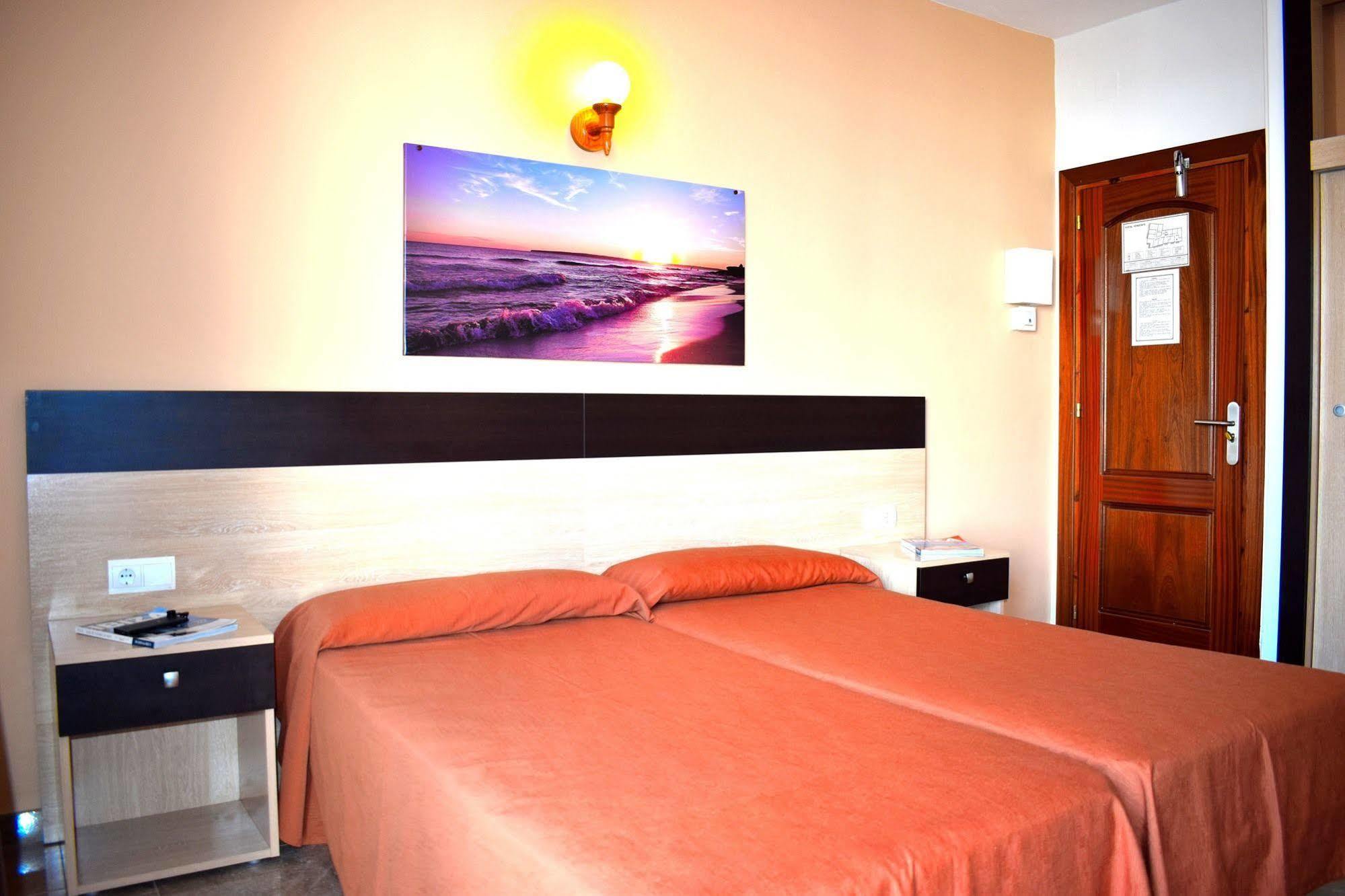 Hostal Horizonte Сан-Антонио-Абад Экстерьер фото A room at the hotel