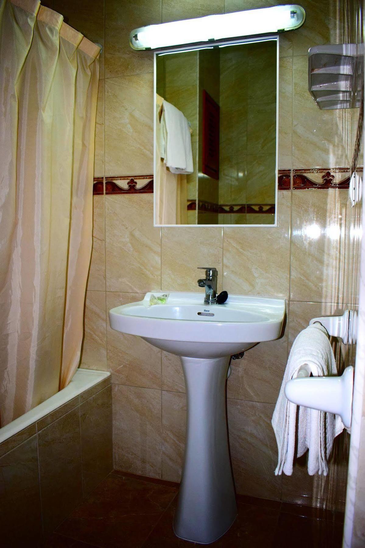 Hostal Horizonte Сан-Антонио-Абад Экстерьер фото Bathroom