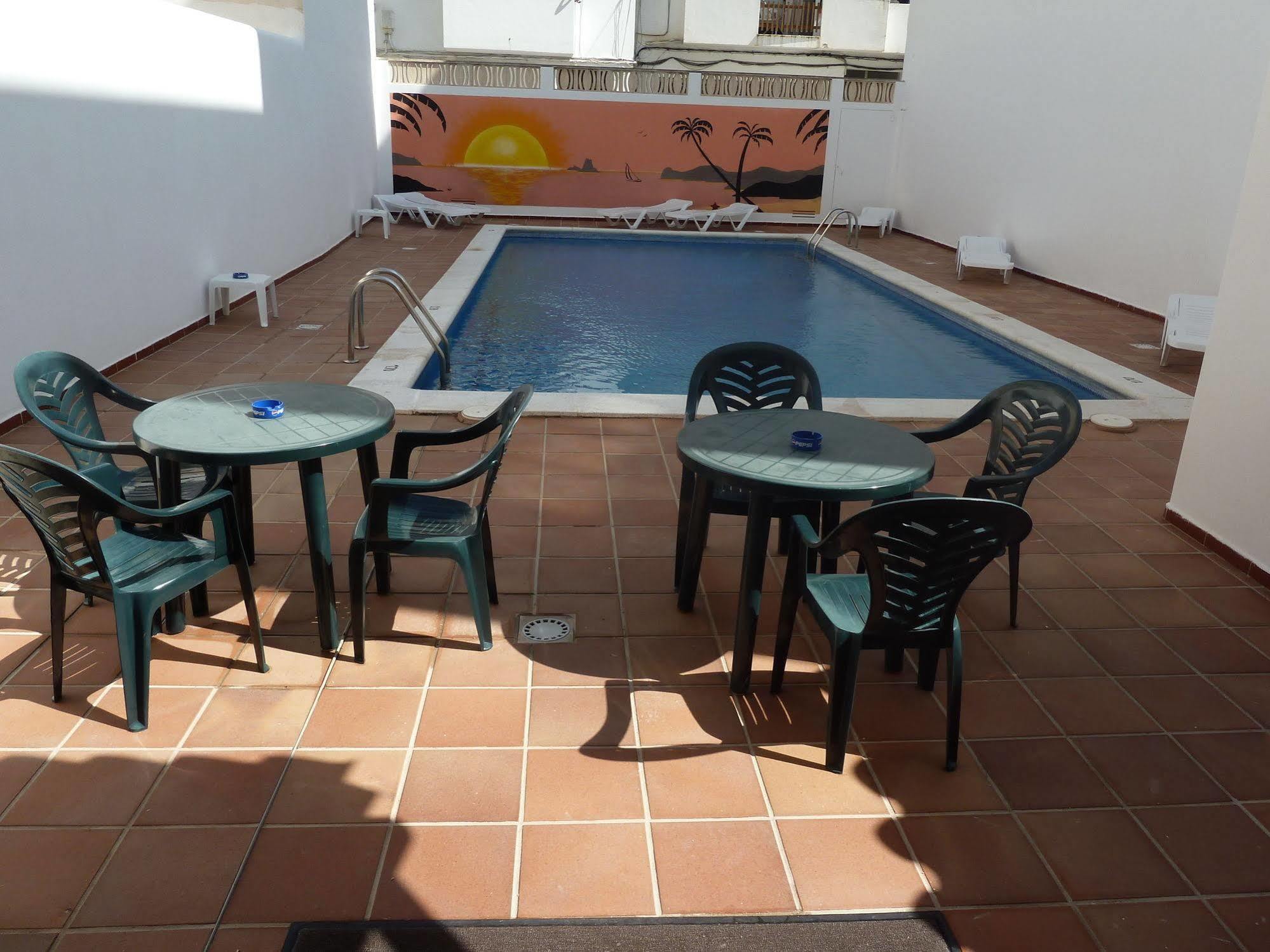 Hostal Horizonte Сан-Антонио-Абад Экстерьер фото A rooftop pool in Spain