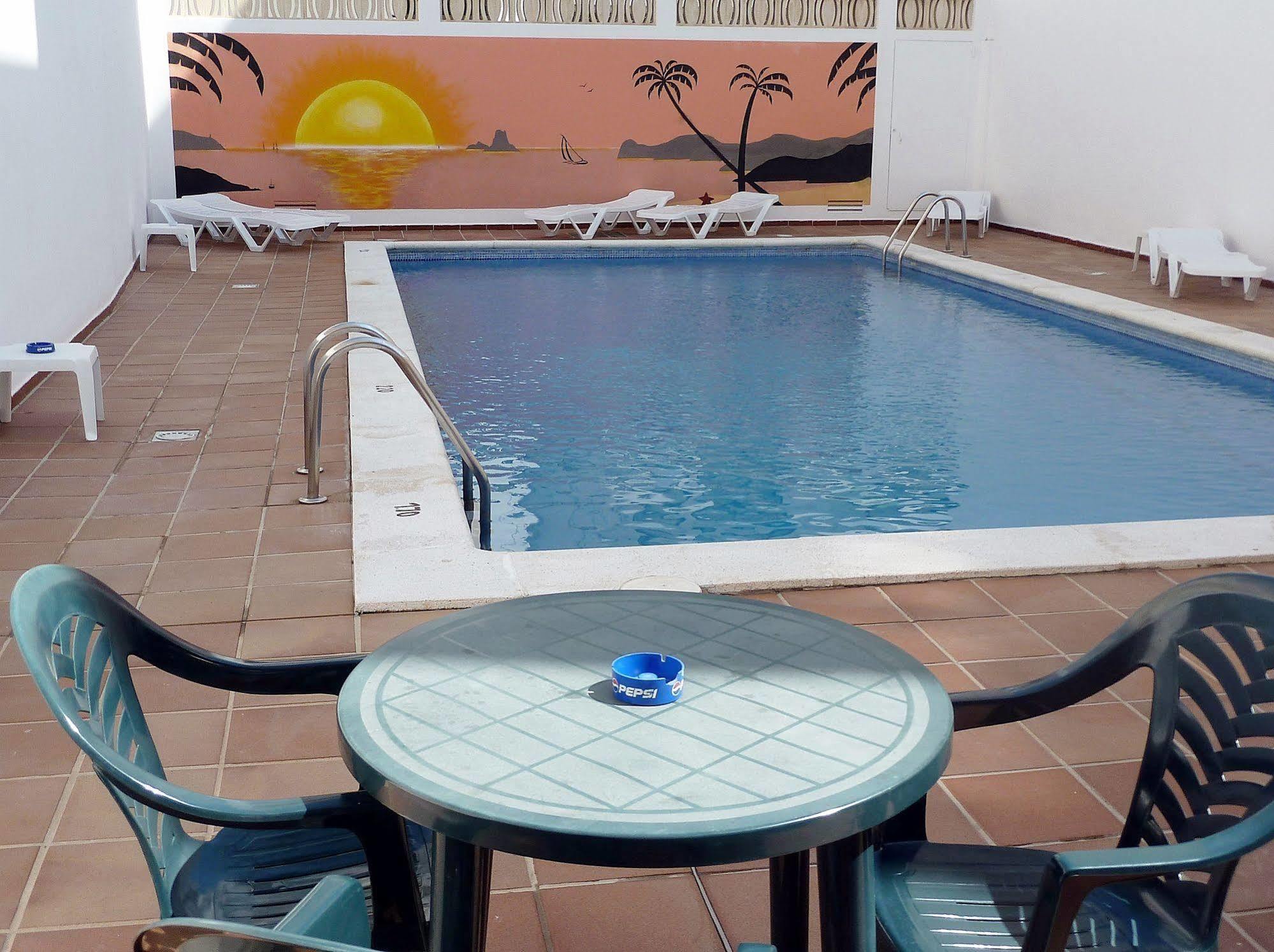 Hostal Horizonte Сан-Антонио-Абад Экстерьер фото A swimming pool