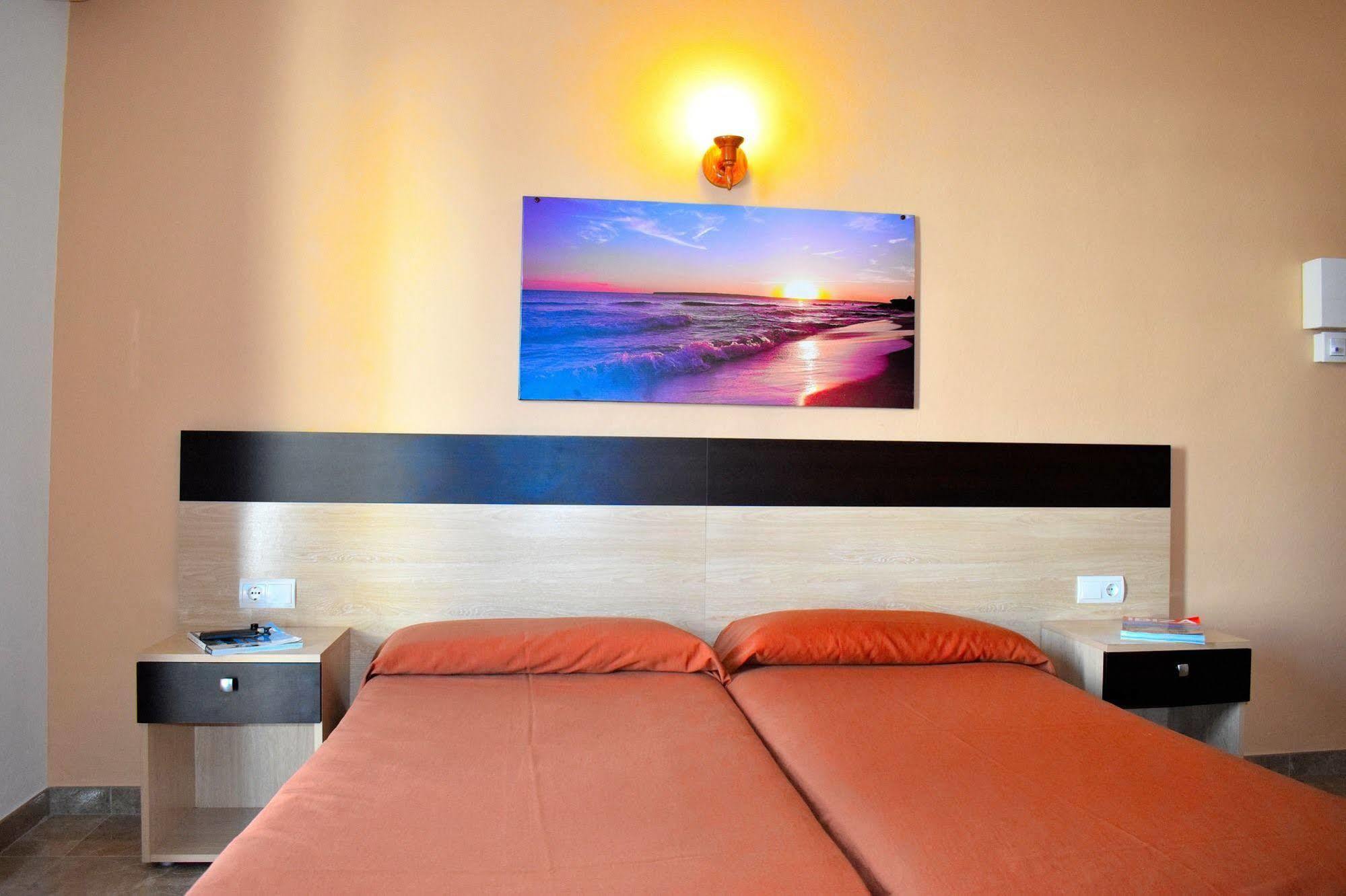 Hostal Horizonte Сан-Антонио-Абад Экстерьер фото A bedroom with a wall-mounted light