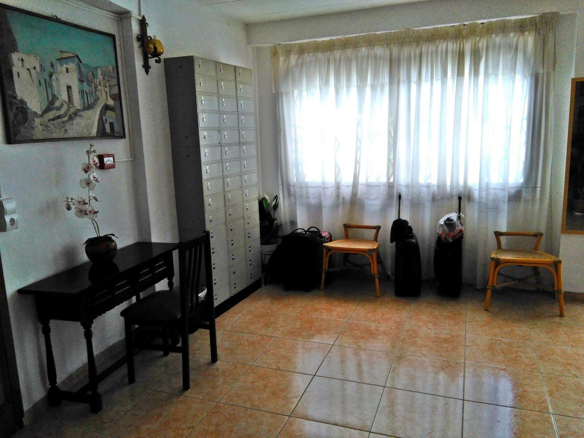 Hostal Horizonte Сан-Антонио-Абад Экстерьер фото The lobby of the hostel